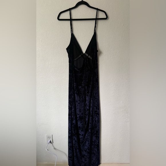 Free People X Revolve Low Key Crushin
Velvet Dress in Rare Night - Picture 6 of 11